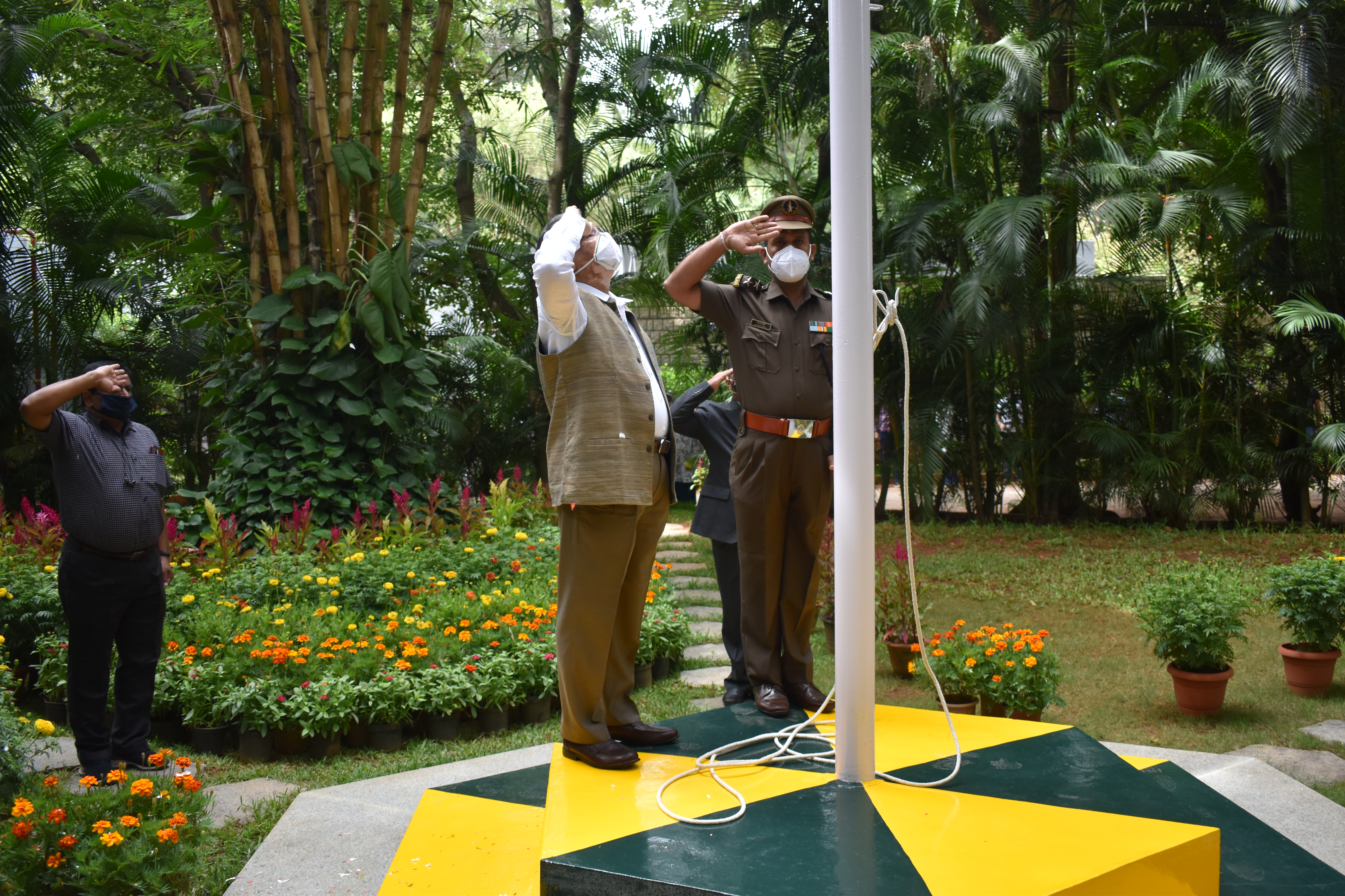 Prof. G. U. Kulkarni, President, JNCASR hoisted the flag in the presence of deans, faculty members, students and staff which was followed by playing of the national anthem. 