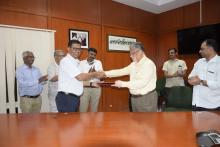 Exchange of agreement between Prof. G.U.Kulkarni, JNCASR and Mr. Prasant Sakhamuri, M.D, HHV